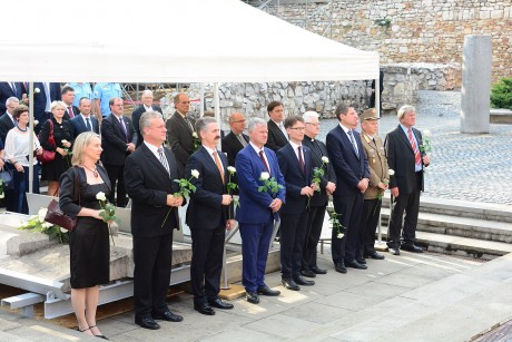 Tiszteletadás Szent István király szarkofágjánál, a Nemzeti Emlékhelyen